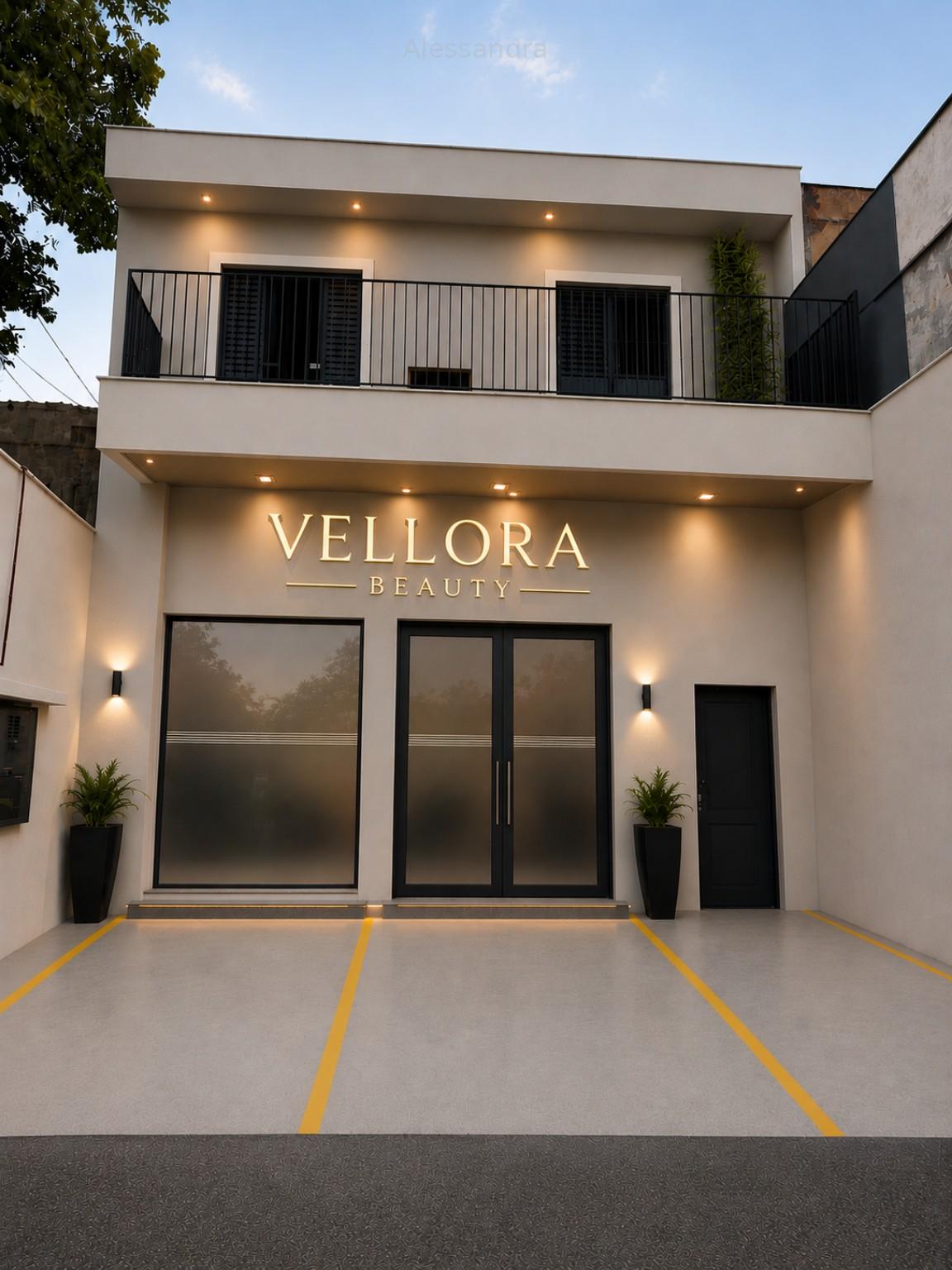 Fachada do salão Vellora Beauty com letreiro dourado iluminado